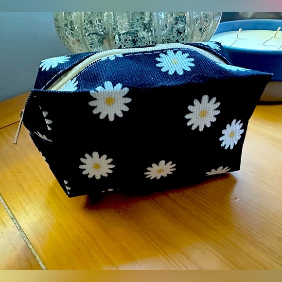 Boutique Handbags - Mystery NWOT Daisy Makeup Cosmetic/ Beauty Care Bundle
